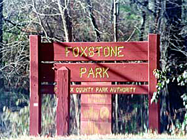 Tấm bảng công viên Foxstone, nơi Hanssen thực hiện quy ước liên lạc với người Nga.