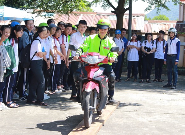 Học sinh TX.Phú Mỹ thực hành lái xe an toàn.