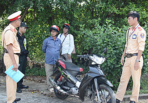 Cảnh sát giao thông Công an TP. Vũng Tàu chặn giữ, kiểm tra và tìm thấy chiếc điện thoại bị mất của anh Nhật trong cốp của chiếc xe đang lưu thông trên đường 3-2.