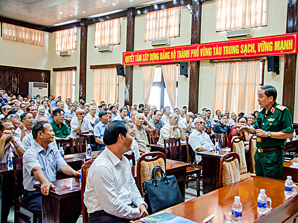 Trung tướng Phạm Văn Dỹ, nguyên Chính ủy Quân khu 7 thông tin thời sự trong nước và quốc tế tại hội nghị.