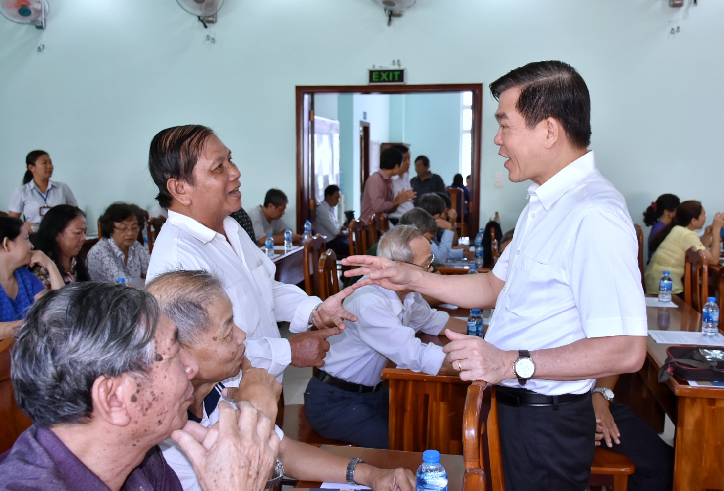 Đại biểu Nguyễn Hồng Lĩnh, Ủy viên Trung ương Đảng, Bí thư Tỉnh ủy, Chủ tịch HĐND tỉnh trao đổi với cử tri phường 3 (TP. Vũng Tàu). Ảnh: PHÚC LƯU