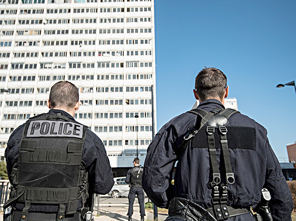 Cảnh sát Pháp tuần tra tại một khu vực ở thủ đô Paris.