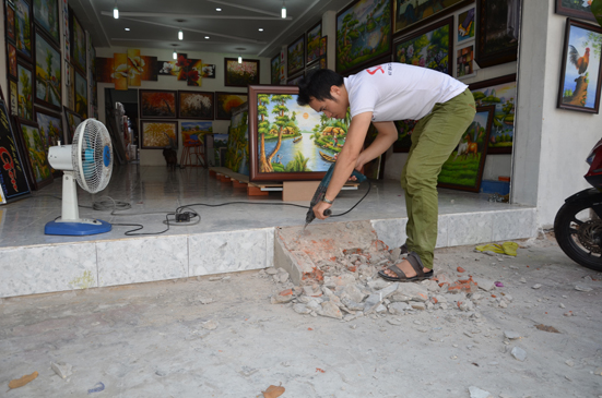 Nguời dân kinh doanh, sinh sống trên đường Bacu (TP.Vũng Tàu) tự động phá vỡ các công trình thềm, bậc tam cấp để trả lại vỉa hè cho người đi bộ.