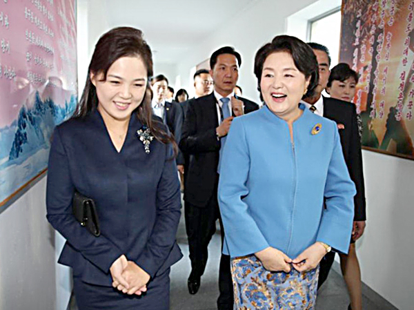 2 đệ nhất phu nhân Kim Jung-sook (bìa phải) và Ri Sol-ju. 