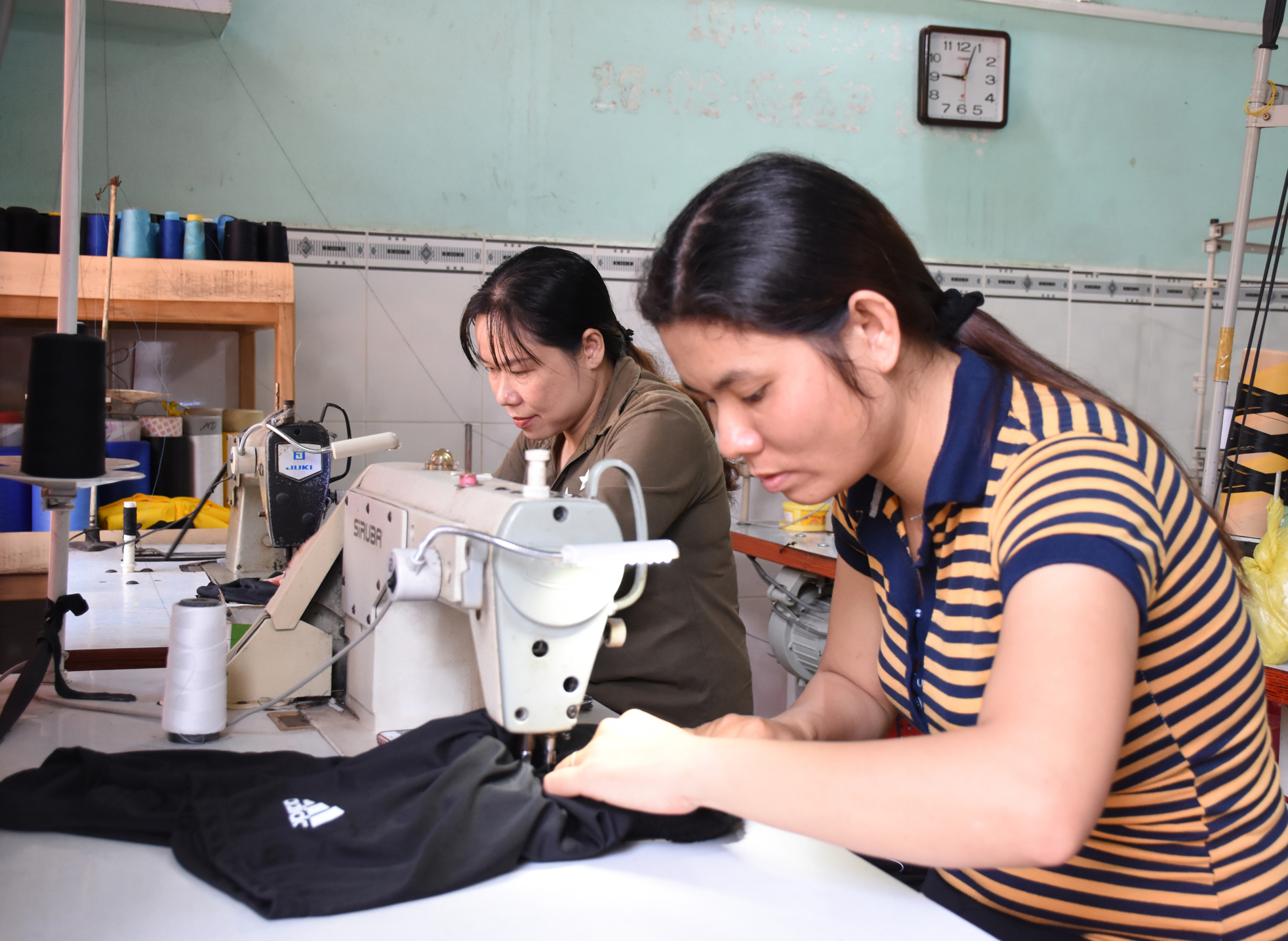 Chị Phạm Thị Nghệ (thôn Tân Hòa, xã Bàu Chinh, huyện Châu Đức) có việc làm ổn định sau khi được hỗ trợ học nghề. 