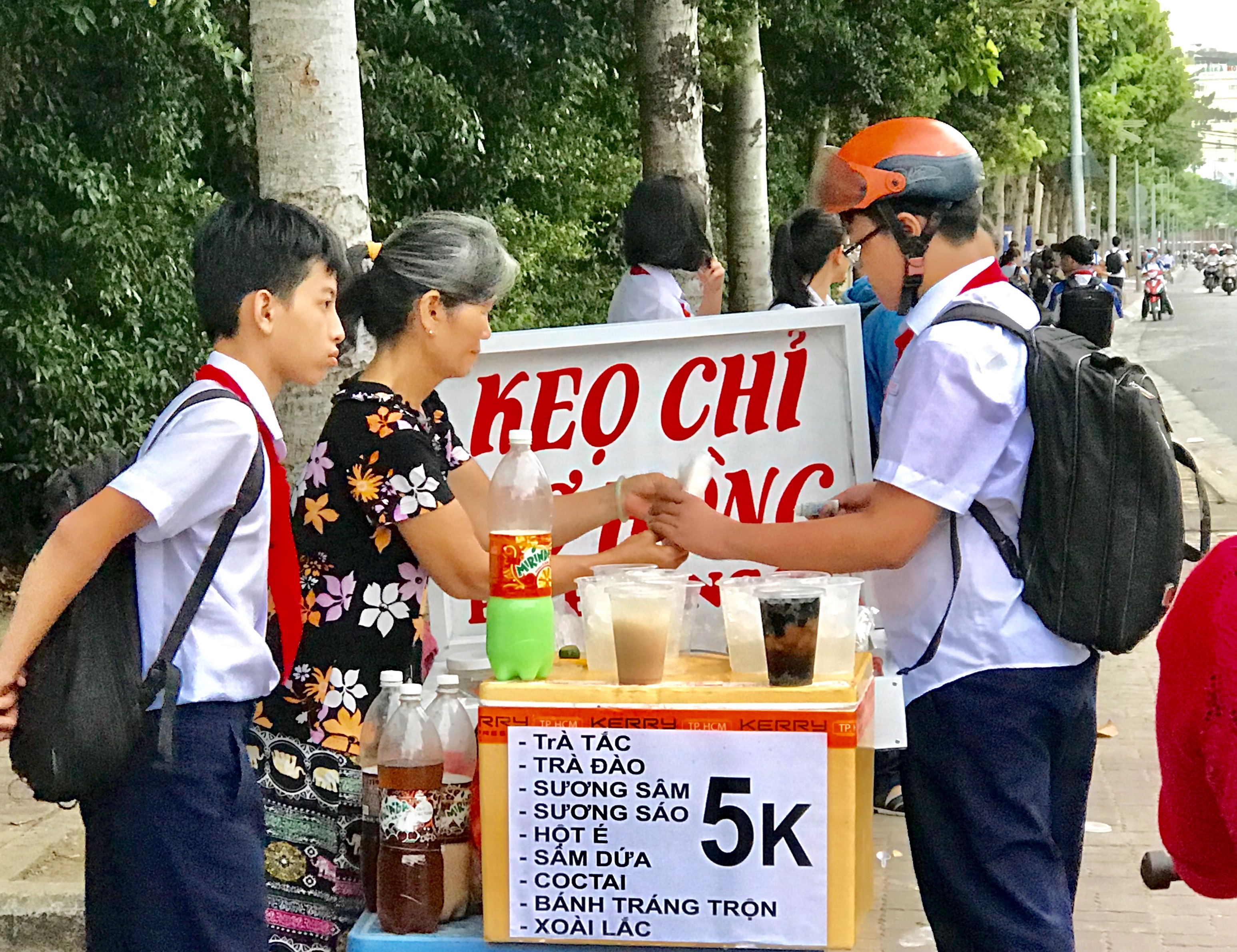 Xe bán nước và đồ ăn vặt trước cổng Trường THCS Huỳnh Khương Ninh (TP.Vũng Tàu) sử dụng ly nhựa dùng một lần rồi bỏ để đựng thực phẩm, nước uống... 