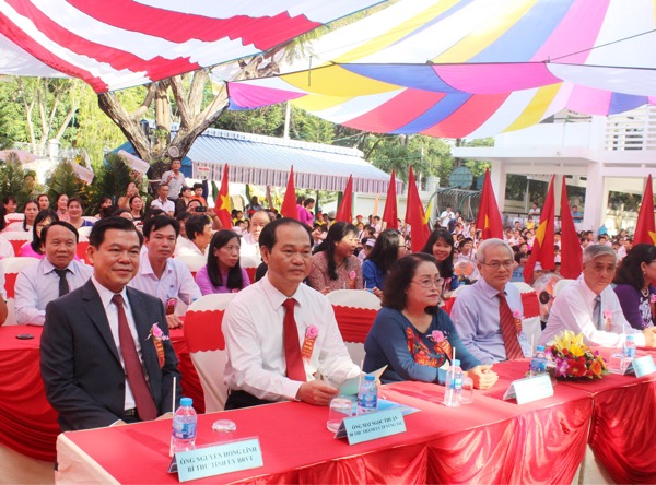 Đồng chí Nguyễn Hồng Lĩnh, Ủy viên Trung ương Đảng, Bí thư Tỉnh ủy, Chủ tịch HĐND tỉnh cùng các đại biểu tham dự buổi lễ.