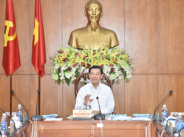 Đồng chí Nguyễn Hồng Lĩnh, Ủy viên Trung ương Đảng, Bí thư Tỉnh ủy, Chủ tịch HĐND tỉnh chủ trì cuộc họp.