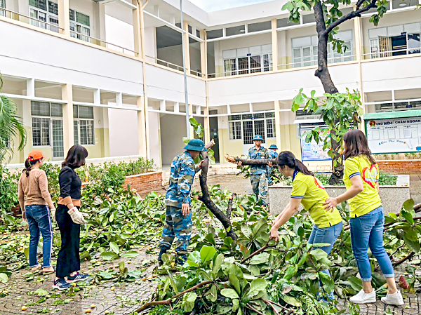 Các chiến sĩ Tiểu đoàn 57, Trung đoàn 261, Bộ đội Phòng không không quân tham gia hỗ trợ trường THCS Nguyễn An Ninh (TP. Vũng Tàu) dọn dẹp, khắc phục hậu quả sau cơn bão số 9.