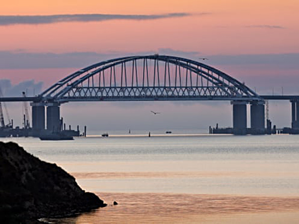 Cầu Kerch dài 19km bắc qua eo biển Kerch nối Nga với Crimea đã được khánh thành hồi tháng 5-2018. Eo biển này là cửa ngõ duy nhất để tàu thuyền đi vào biển Azov. Ảnh: TASS 