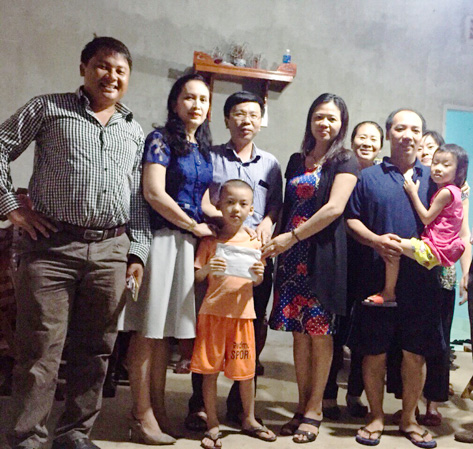 Đại diện Trường TH Phước Thắng trao khoản tiền vận động được để giúp đỡ  gia đình cô Huế.