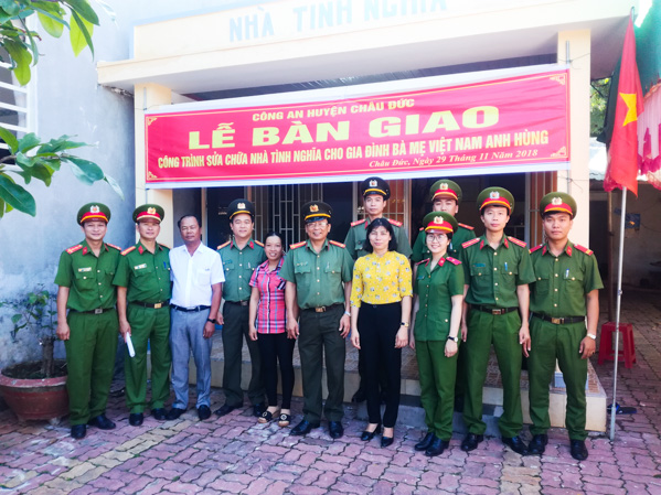 Công an huyện Châu Đức bàn giao công trình sửa chữa nhà tình Nghĩa cho gia đình bà Trần Thị Liên ở xã Xà Bang, huyện Châu Đức.