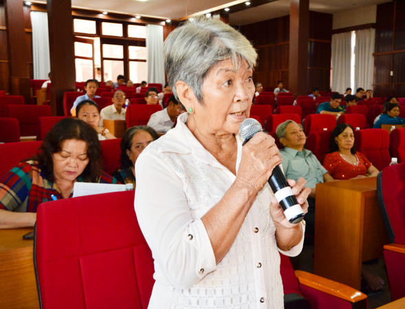 Cử tri Nguyễn Thị Út (khu phố Vạn Hạnh, phường Phú Mỹ, TX. Phú Mỹ) phát biểu ý kiến tại buổi TXCT của Đoàn ĐBQH tỉnh tại TX. Phú Mỹ.