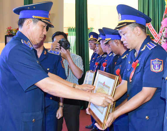 Tư lệnh Vùng CSB 3, Thiếu tướng Lê Xuân Thanh trao Giấy khen cho các cá nhân và tập thể có thành tích xuất sắc trong phong trào TĐQT giai đoạn 2013-2018.