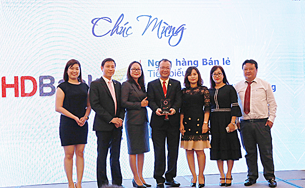 Ban lãnh đạo HDBank nhận giải “Ngân hàng bán lẻ tiêu biểu năm 2018”. 