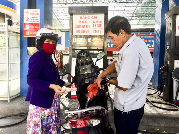 Khách hàng đổ xăng tại cửa hàng xăng dầu trên đường Trần Hưng Đạo, TP.Vũng Tàu. (Ảnh chụp lúc lúc 15 giờ 10 ngày 6-12).
