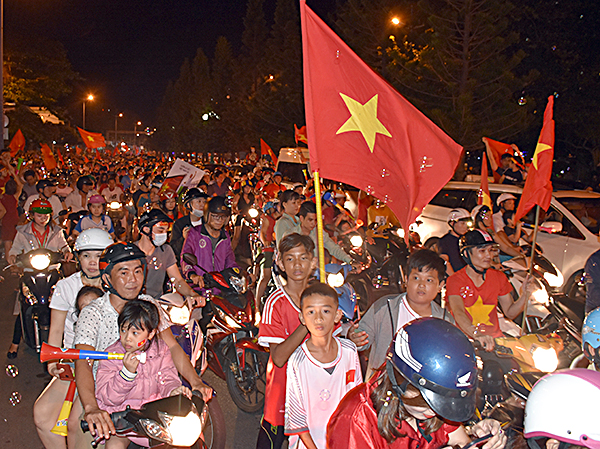 Khu vực Bãi Trước, TP.Vũng Tàu đông nghịt người mừng chiến thắng của đội tuyển Việt Nam.