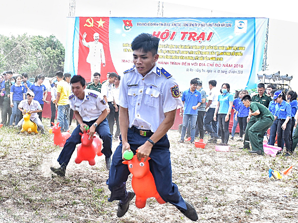 Các trại sinh tham gia trò chơi trong Hội trại khối LLVT mở rộng.