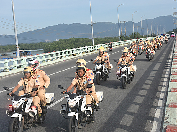 Lực lượng CSGT diễu hành tuyên truyền an toàn giao thông.