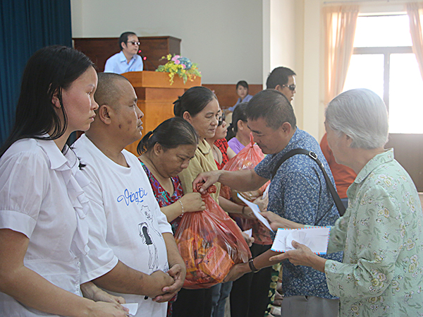Gia đình bà Kim Anh (TP.Hồ Chí Minh) tặng quà người mù trên địa bàn TP.Vũng Tàu.
