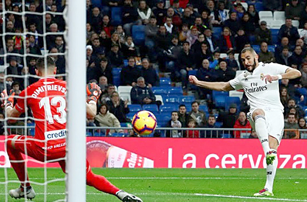 Tiền đạo Benzema ghi bàn duy nhất cho Real Madrid trong trận đấu với Rayo ở vòng 16 La Liga.