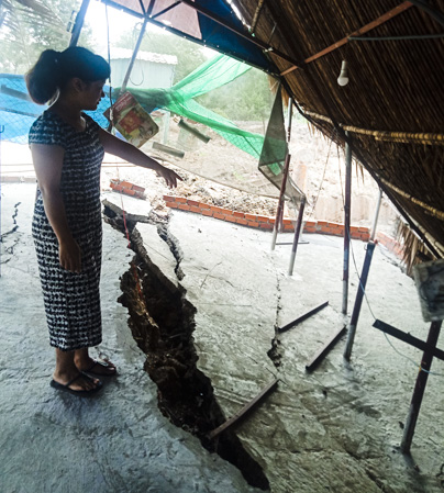 Quán cà phê của gia đình bà Hoàng Thị Hòa đã bị sập không thể kinh doanh  do đơn vị thi công ép cọc gây sụt lún, hư hại.