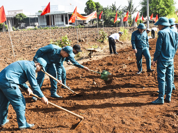 Lực lượng dân quân giúp dân nâng cấp, sửa chữa đường giao thông nông thôn tại xã Phước Long Thọ (huyện Đất Đỏ).