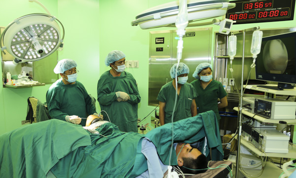 Một ca phẫu thuật nội soi tái tạo dây chằng chéo trước khớp gối bằng gân tự thân tại Bệnh viện Bà Rịa.