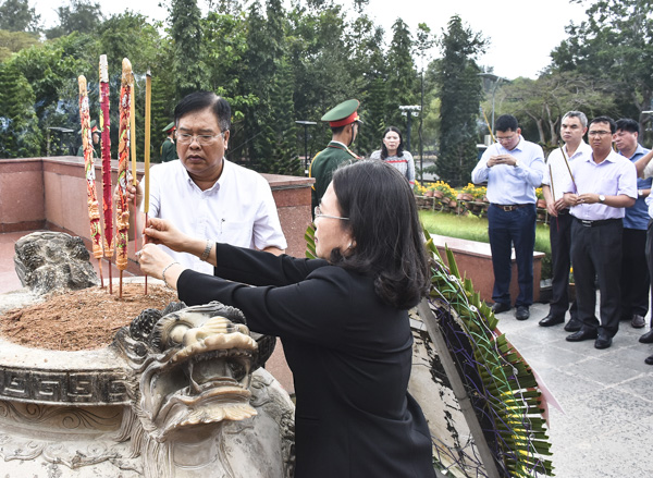 Đồng chí Nguyễn Thị Yến và đồng chí Nguyễn Văn Trình dâng hương tưởng nhớ công ơn các anh hùng liệt sỹ tại Đài liệt sỹ Nghĩa trang Hàng Dương.