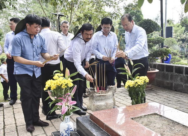 Lãnh đạo các sở, ngành dâng hương trên phần mộ Tổng Bí thư Lê Hồng Phong. 