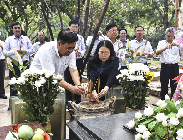 Đồng chí Nguyễn Thị Yến và đồng chí Nguyễn Văn Trình dâng hương trên phần mộ Anh hùng Liệt sỹ Võ Thị Sáu.