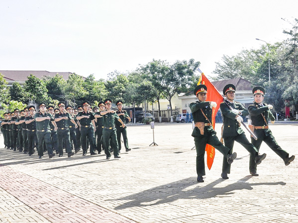 LLVT tỉnh duyệt đội hình trong lễ ra quân huấn luyện năm 2018.