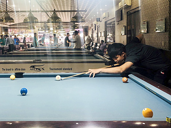 Khách chơi billiards tại CLB Billiards 88  (683 Trương Công Định, TP. Vũng Tàu). Ảnh: THÀNH HUY