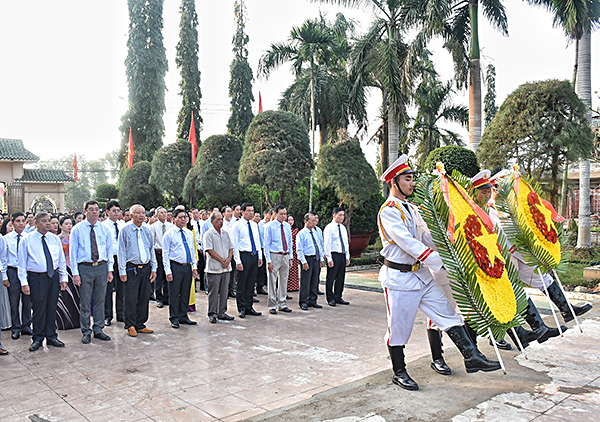 Quang cảnh lễ viếng Nghĩa trang Liệt sĩ.