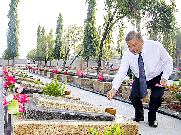 Đồng chí Bùi Thanh Nghĩa, Chủ tịch UBMTTQ Việt Nam tỉnh thắp hương trên các phần mộ liệt sĩ.