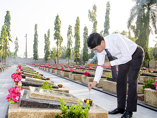 Đồng chí Nguyễn Thanh Tịnh, Phó Chủ tịch UBND tỉnh thắp hương trên các phần mộ liệt sĩ.