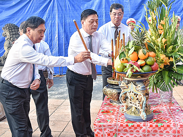 Các đại biểu thắp nhang tại Đền thờ Liệt sĩ.