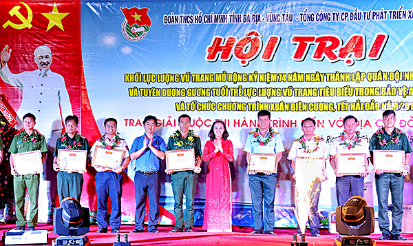 Các gương tuổi trẻ tiêu biểu trong bảo vệ an ninh Tổ quốc năm 2018 được Tỉnh đoàn tuyên dương vào tối 14-12. 