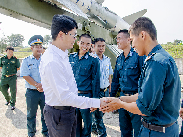 Đồng chí Nguyễn Thanh Tịnh, Phó Chủ tịch UBND tỉnh thăm hỏi, động viên cán bộ, chiến sĩ Tiểu đoàn Tên lửa D59 (đóng chân trên địa bàn xã Láng Dài, huyện Đất Đỏ).