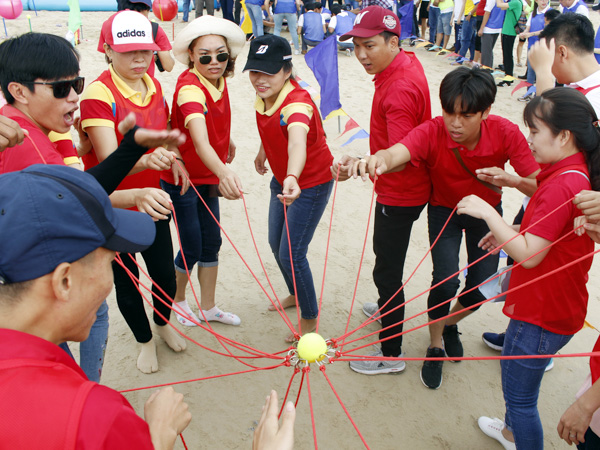 CBCNV-LĐ tham gia các trò chơi vận động, teamwork trên biển.