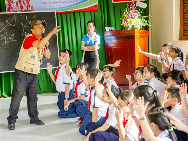 Các em Chỉ huy Đội tham gia tập huấn tập huấn kỹ năng thủ lĩnh nhóm tại chương trình ngày hội.