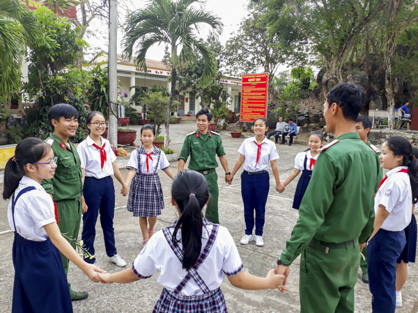 Các em HS cùng cán bộ, chiến sĩ Đại đội Pháo phòng không C37 (Núi Nhỏ, TP. Vũng Tàu) tham gia múa, hát trong chương trình ngày hội. 