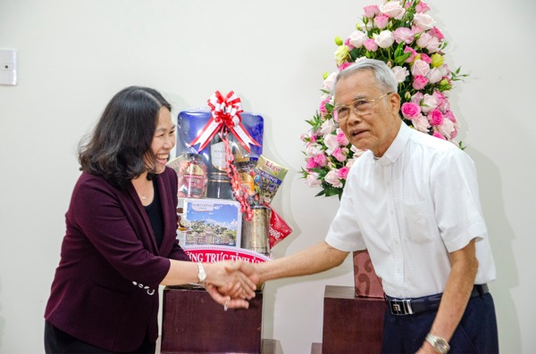 Đồng chí Nguyễn Thị Yến, Phó Bí thư Thường trực Tỉnh ủy, Trưởng Đoàn Đại biểu Quốc hội tỉnh chúc mừng Linh mục Trần Văn Cử, nguyên Chủ tịch Ủy ban Đoàn kết Công giáo Việt Nam tỉnh nhân dịp lễ Giáng sinh năm 2018.