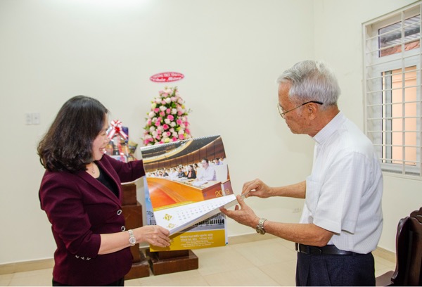 Đồng chí Nguyễn Thị Yến, Phó Bí thư Thường trực Tỉnh ủy, Trưởng Đoàn Đại biểu Quốc hội tỉnh tặng cuốn lịch năm mới của Đoàn Đại biểu Quốc hội tỉnh và giới thiệu đến các vị chức sắc tôn giáo về những hoạt động của Đoàn trong năm 2018.