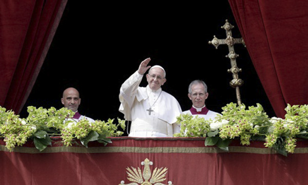 Giáo hoàng Francis cử hành lễ ban phép lành Urbi et Orbi từ ban công trung tâm của Vương cung Thánh đường Thánh Pedro dịp Lễ Phục sinh năm nay. 