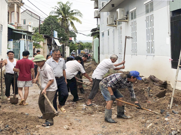 Cán bộ, nhân dân khu phố 3, phường Phước Nguyên góp sức nâng cấp tuyến đường hẻm. Ảnh: NGUYỄN VĂN