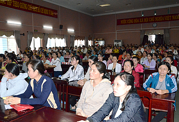 Công nhân Công ty TNHH Sang Seung Vina nghe tư vấn giải quyết chế độ và hướng dẫn tìm việc làm mới.