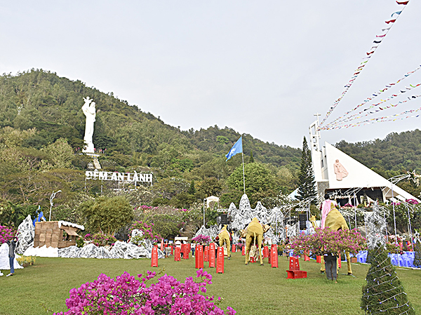 Nhà thờ Bãi Dâu (phường 5, TP. Vũng Tàu) chuẩn bị sẵn sang cho lễ Giáng sinh. Ảnh: THÀNH HUY