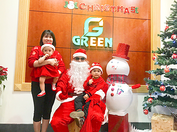 Du khách chụp ảnh lưu niệm với Ông già Noel tại khách sạn Green (TP. Vũng Tàu). Ảnh: MỸ LƯƠNG