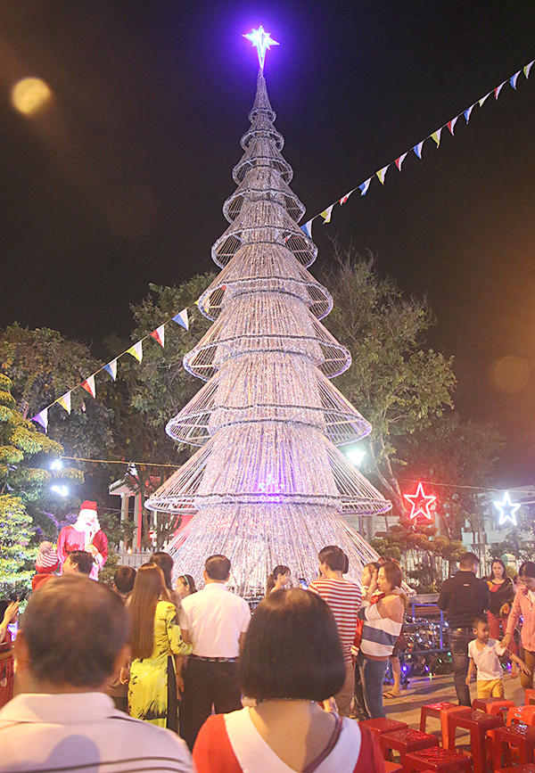 Cây thông Noel được trang trí lộng lẫy tại khuôn viên Nhà thờ Chánh tòa Bà Rịa. Ảnh: BÙI HƯƠNG